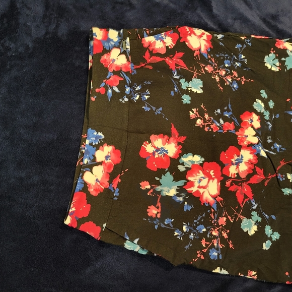 Flowery detailed skirt in size4 - Picture 2 of 3